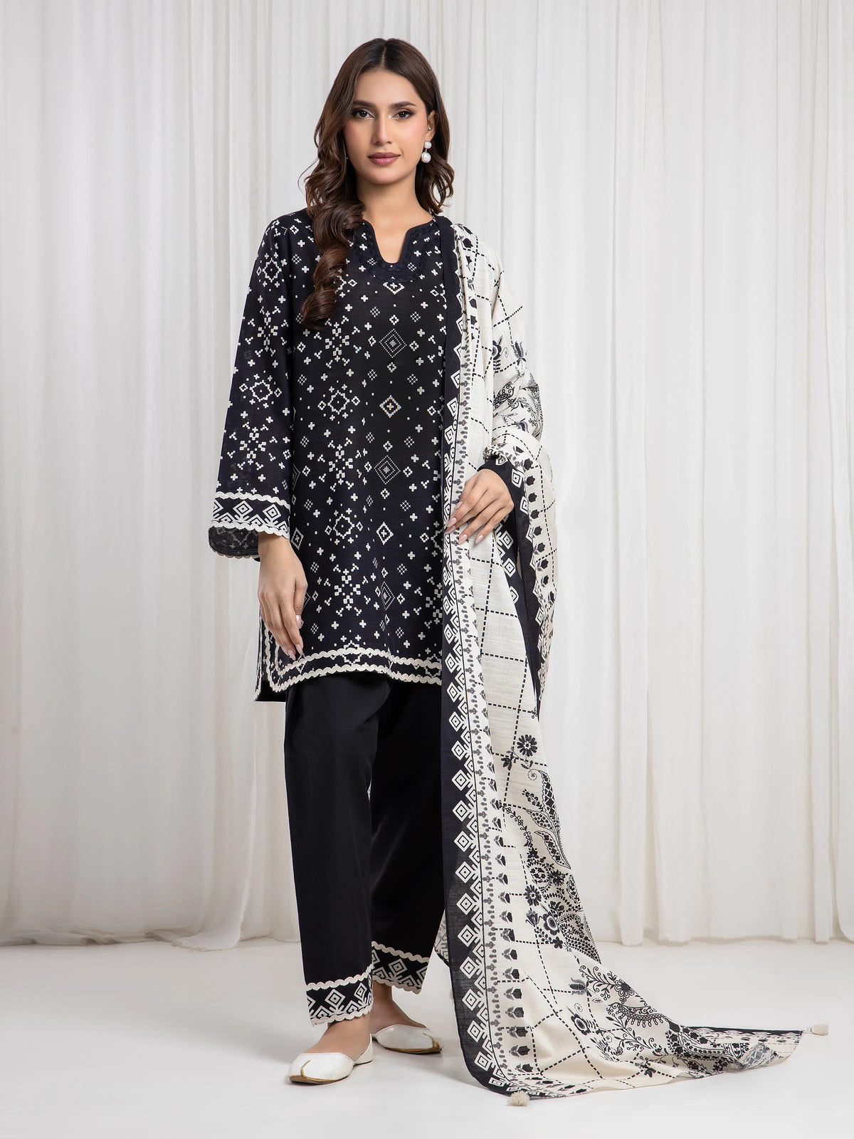 Edenrobe Allure Black Printed Khaddar 3-Piece Suit | EWU6A3-37085-3P