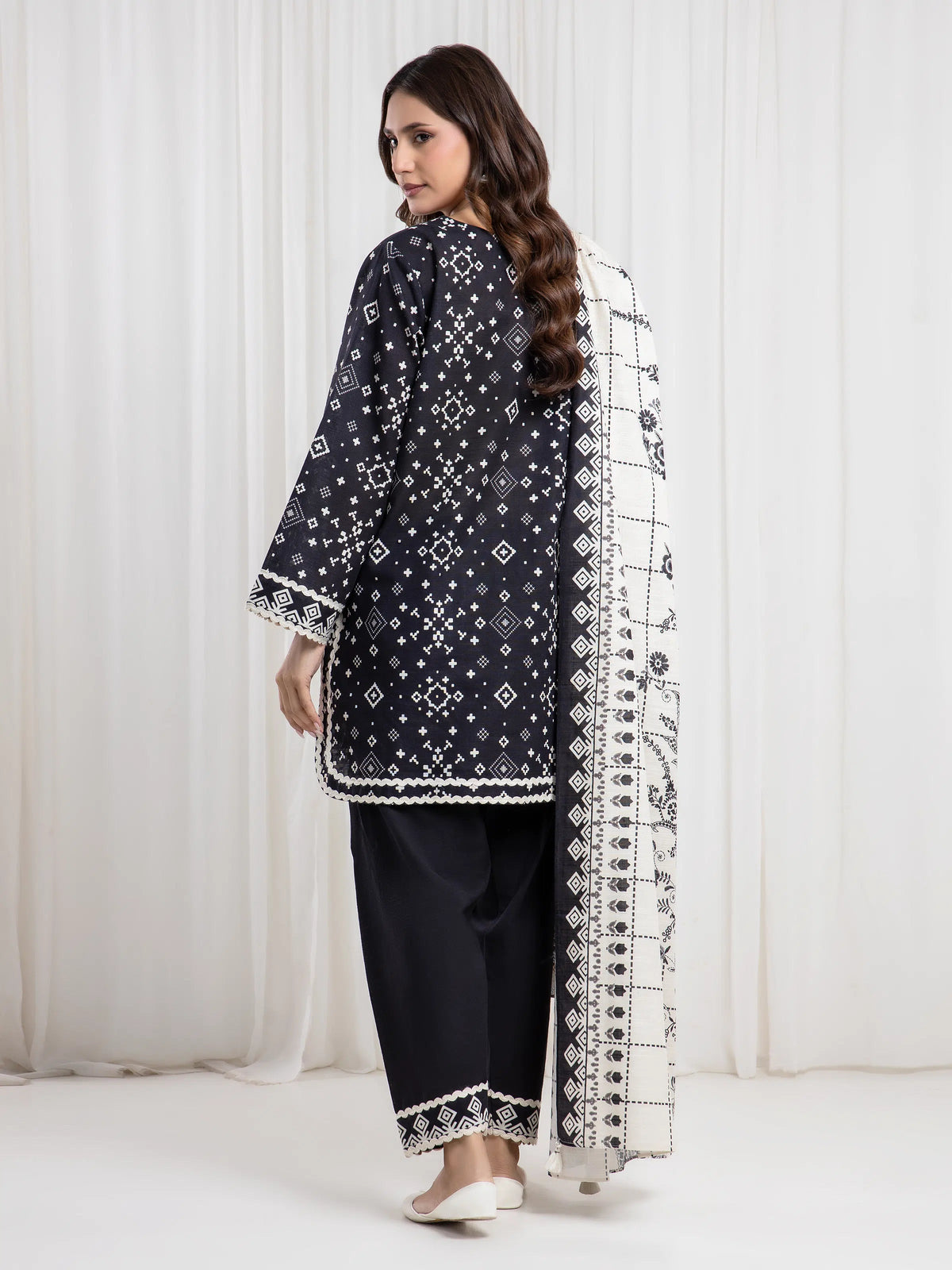 Edenrobe Allure Black Printed Khaddar 3-Piece Suit | EWU6A3-37085-3P