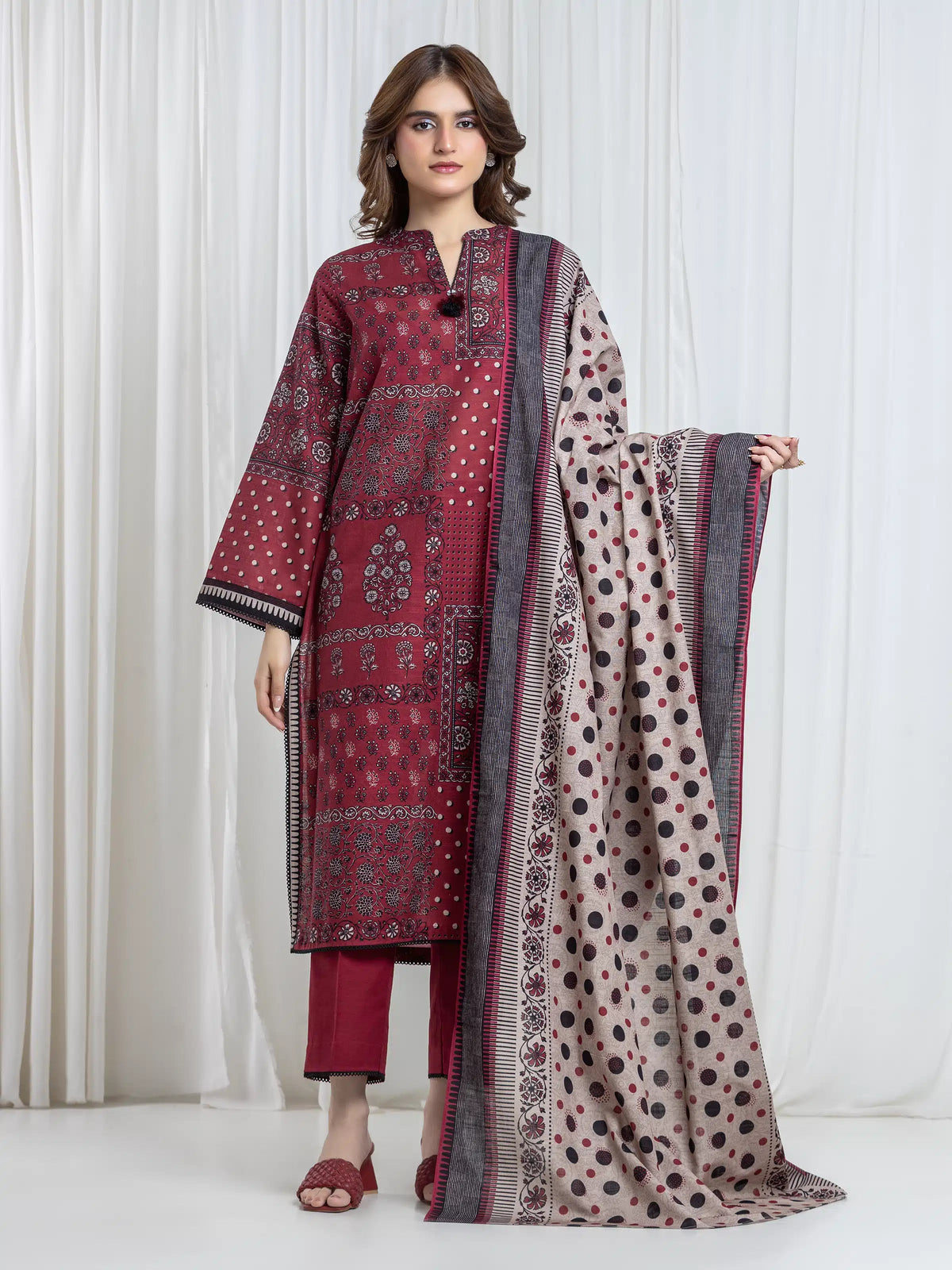 Edenrobe Allure Maroon Printed Khaddar 3-Piece Suit | EWU6A3-37107-3P