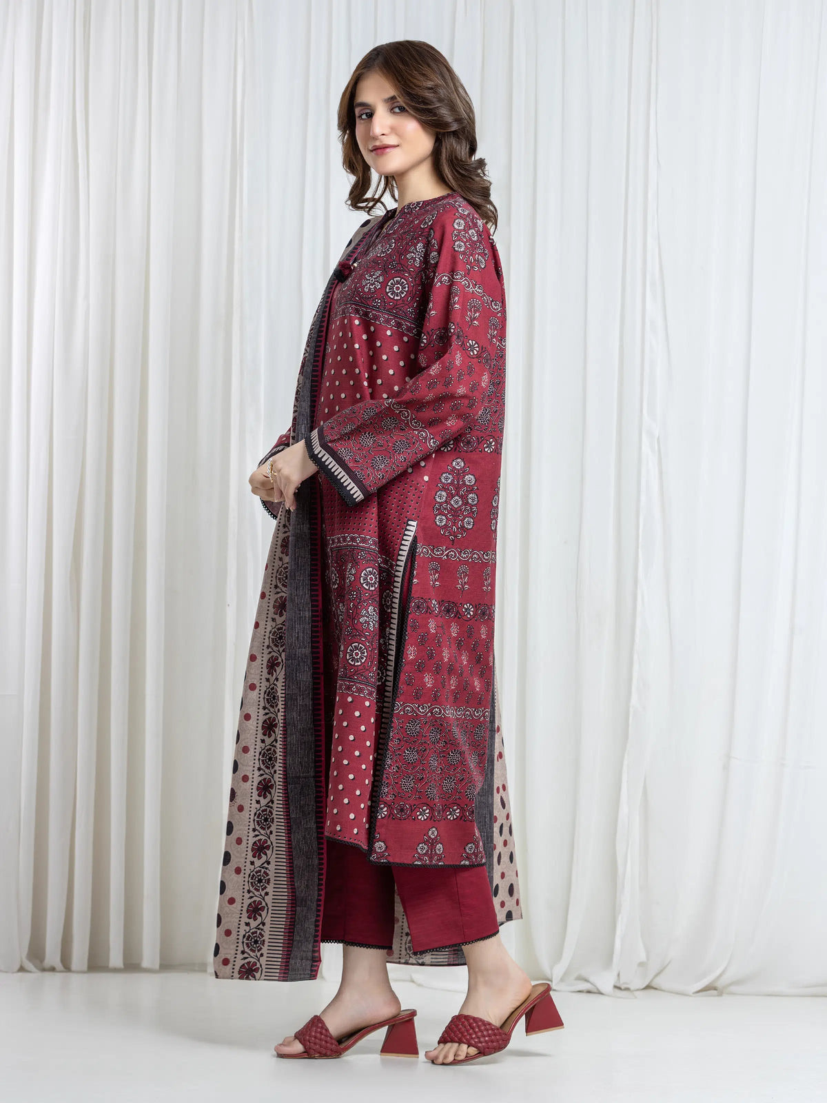 Edenrobe Allure Maroon Printed Khaddar 3-Piece Suit | EWU6A3-37107-3P