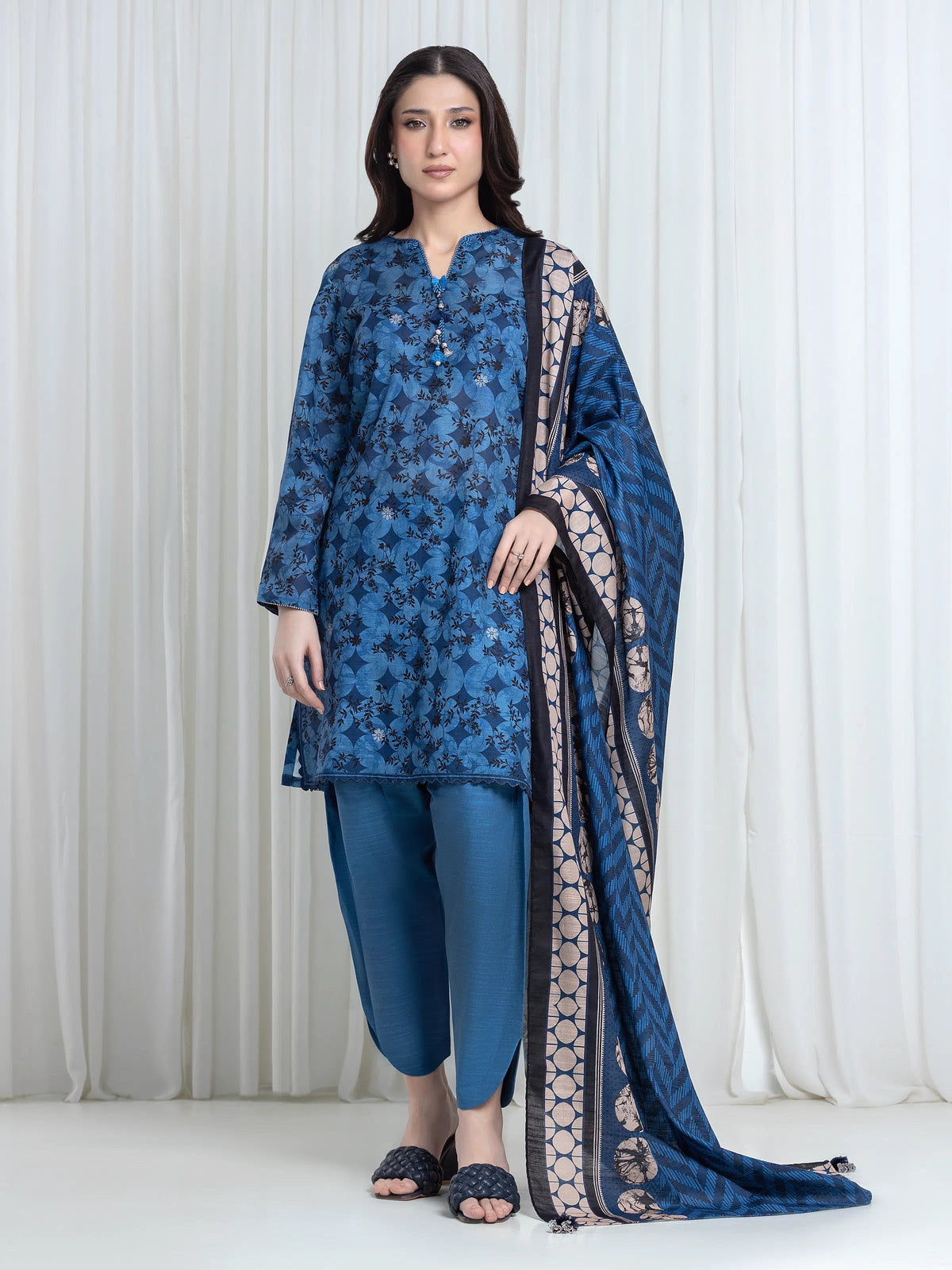 Edenrobe Allure Blue Printed Khaddar 3-Piece Suit | EWU6A3-37143-3P