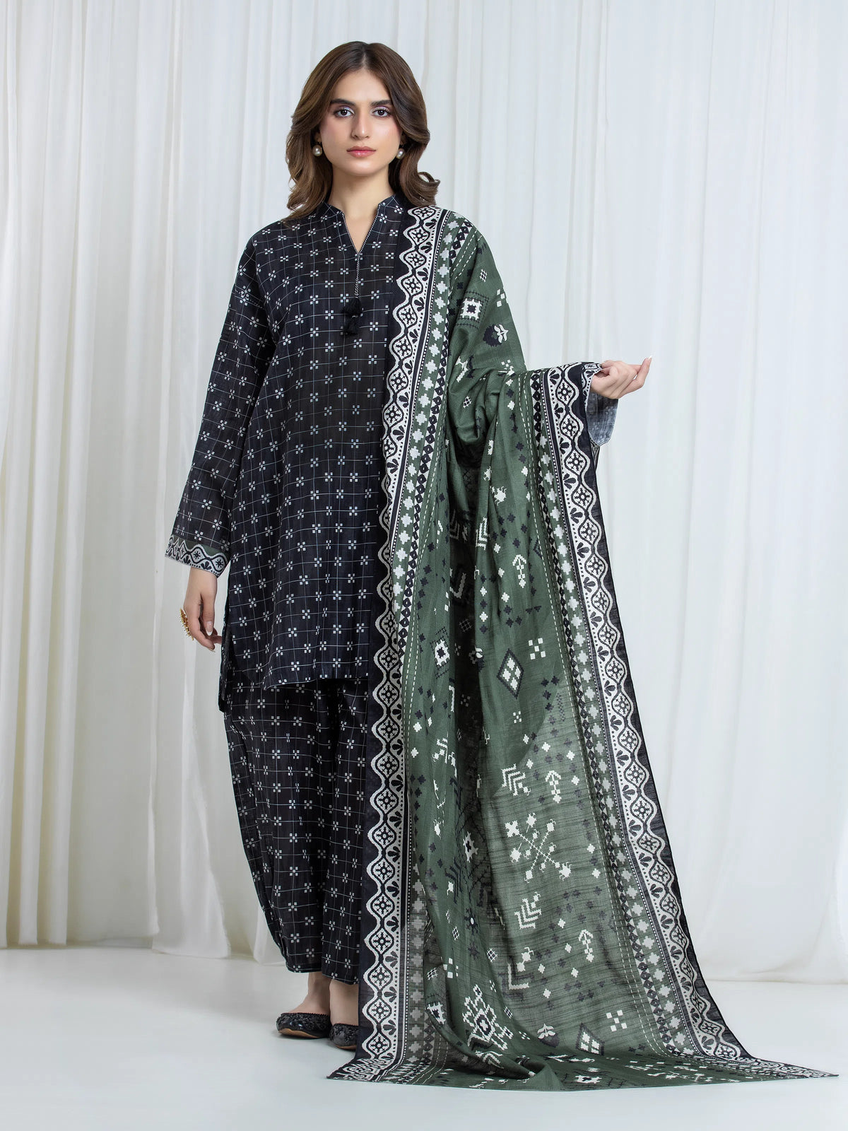 Edenrobe Allure Black Printed Khaddar 3-Piece Suit | EWU6A3-37174-3P