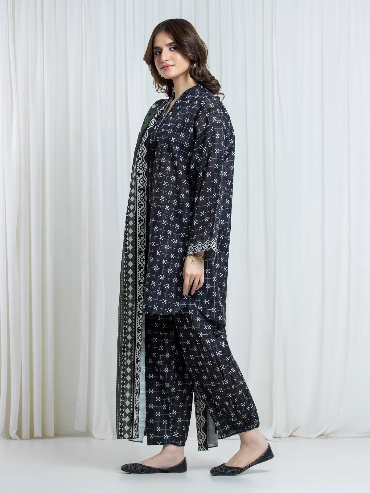 Edenrobe Allure Black Printed Khaddar 3-Piece Suit | EWU6A3-37174-3P