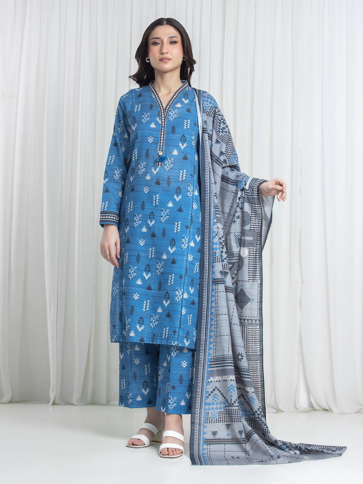 Edenrobe Allure Blue Printed Khaddar 3-Piece Suit | EWU6A3-37183-3P
